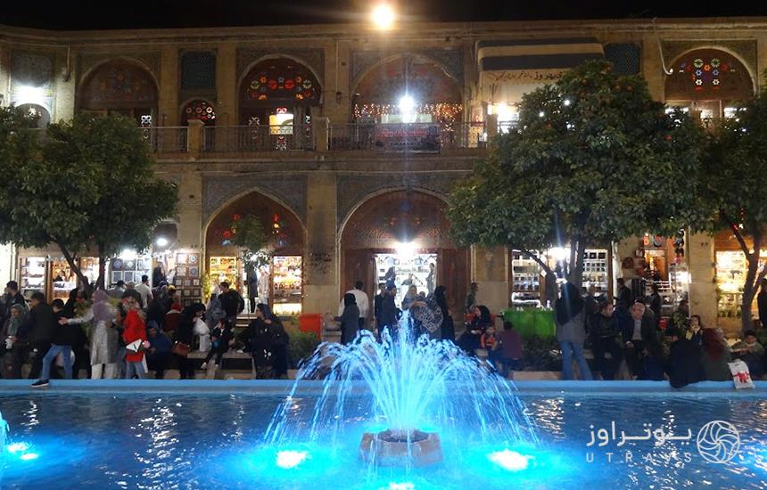 سرای مشیر شیراز در شب 